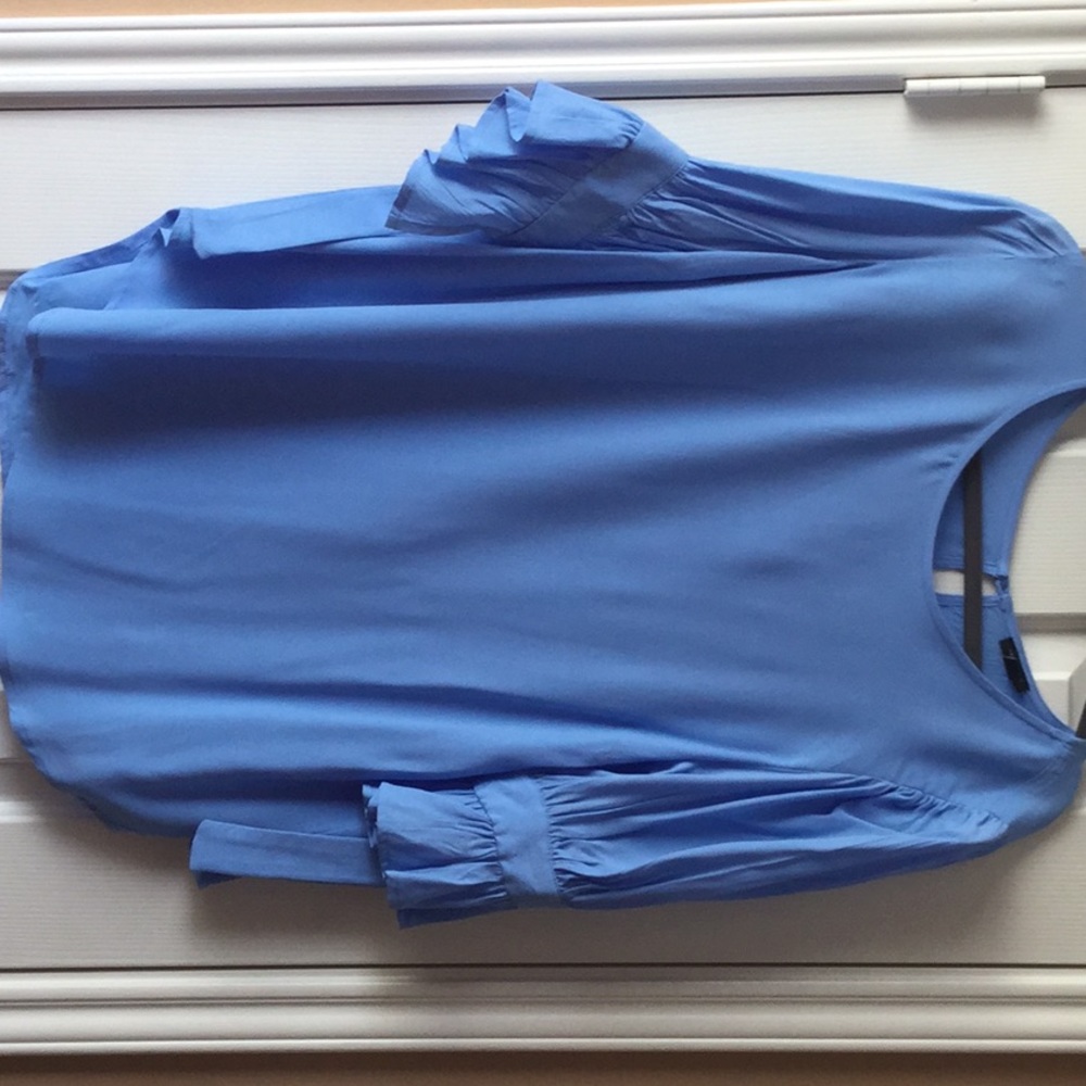 Blouse w/ tie ruffle sleeve